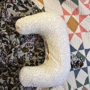 White Patterned Nursing Pillow